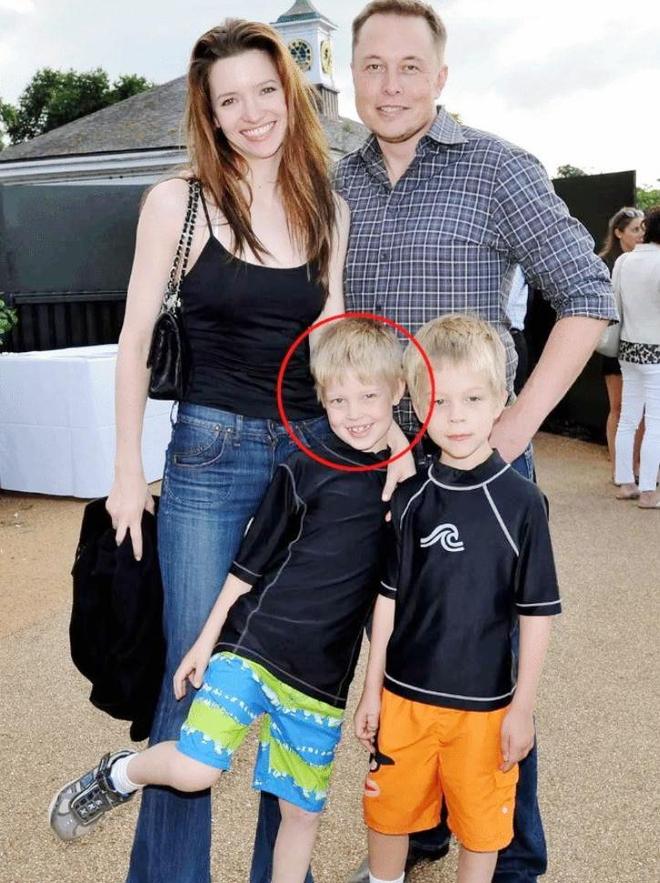 模特合租房吃8元面不加蛋爱仙女个性风j9九游会登录马斯克儿子摇身一变成(图7)