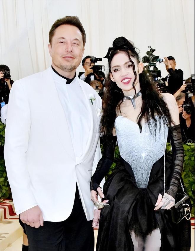 模特合租房吃8元面不加蛋爱仙女个性风j9九游会登录马斯克儿子摇身一变成(图9)