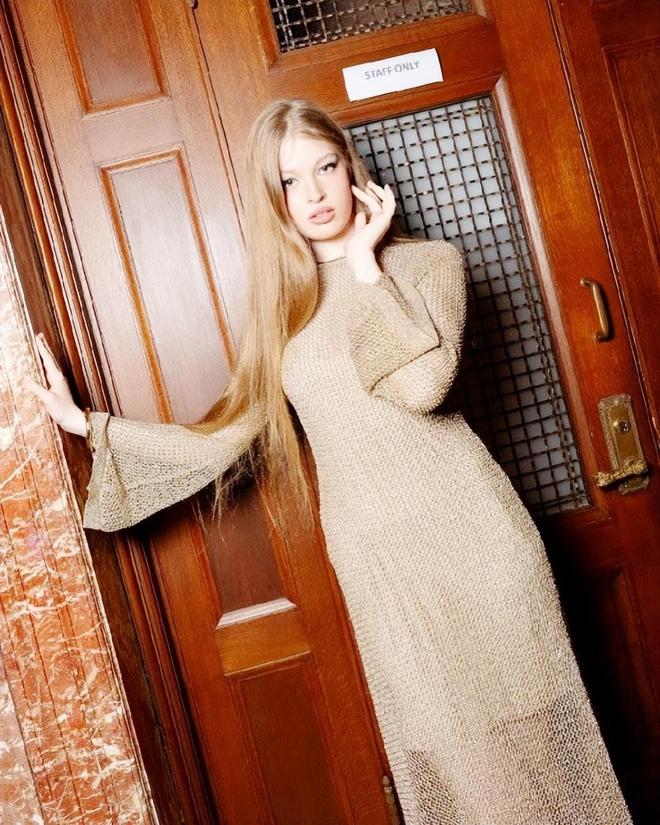 模特合租房吃8元面不加蛋爱仙女个性风j9九游会登录马斯克儿子摇身一变成(图22)