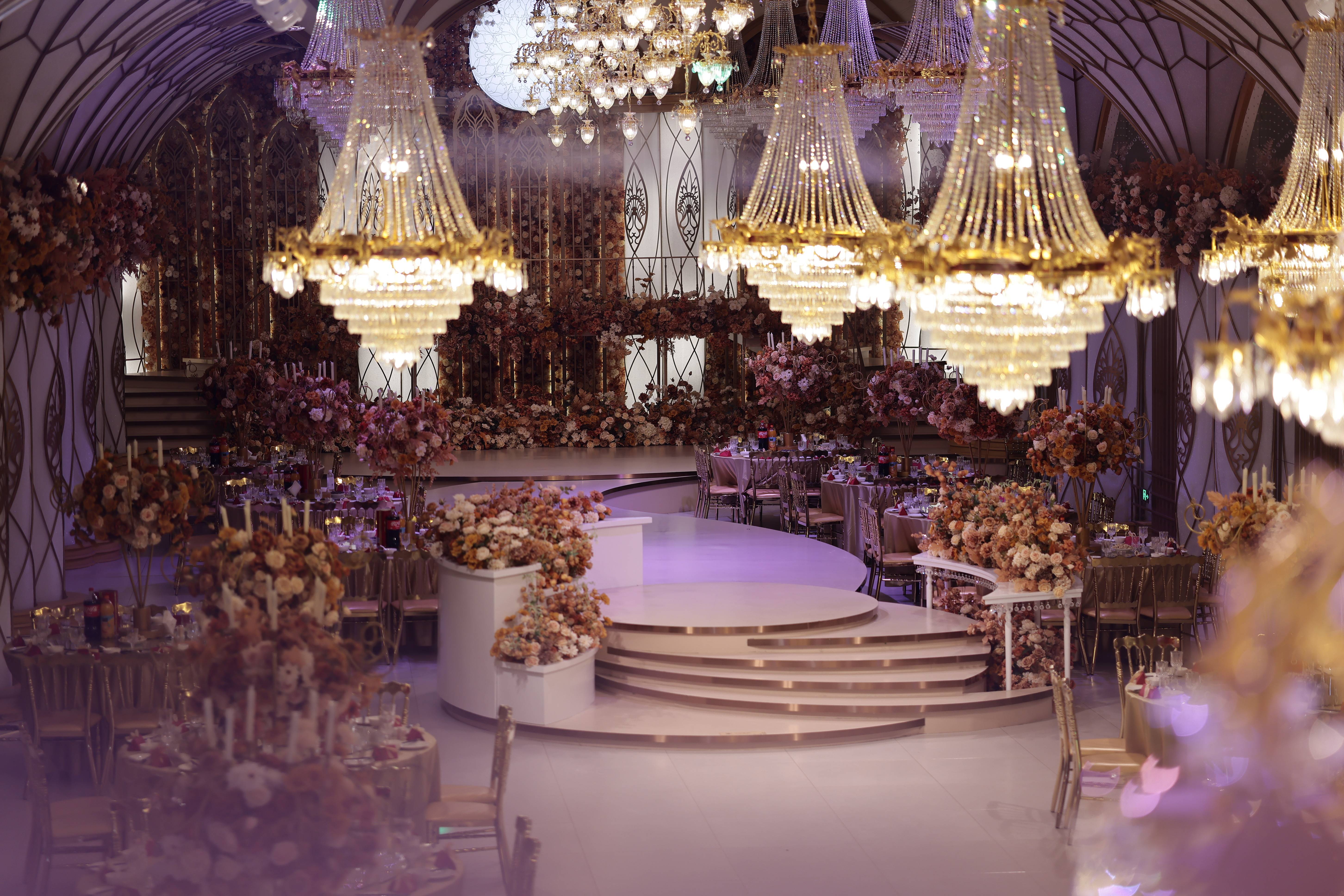 的婚礼殿堂女王般的出嫁j9九游会登录古堡风格(图3)